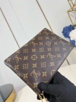 Pochette Louis Vuitton Monogramma in pelle elegante, perfetta per uno stile sofisticato e di tendenza.