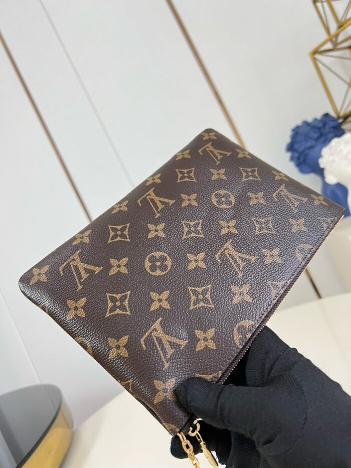 Pochette Louis Vuitton Monogramma in pelle elegante, perfetta per uno stile sofisticato e di tendenza.