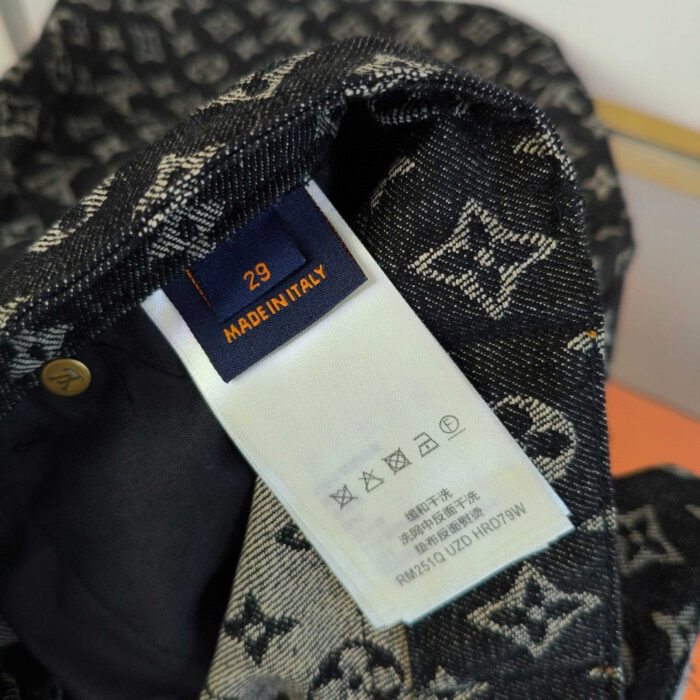 Dettaglio di jeans Louis Vuitton Made in Italy con logo monogram e etichetta size 29