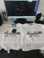 T-shirt Louis Vuitton in studio di moda con progetti di design e tecnologia creativa.