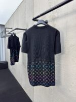 T-shirt nero con gradient colorato e monogrammi iconici, stile streetwear e high fashion.