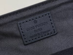 Etichetta Louis Vuitton Made in France su accessorio di lusso, alta qualità e artigianato.