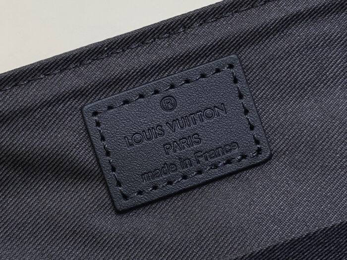 Etichetta Louis Vuitton Made in France su accessorio di lusso, alta qualità e artigianato.