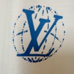 Logo Louis Vuitton blu, elegante e moderno su sfondo bianco, simbolo di lusso e raffinatezza.