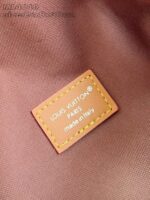 Etichetta Louis Vuitton Made in Italy su accessorio di lusso in pelle e tessuto raffinato.