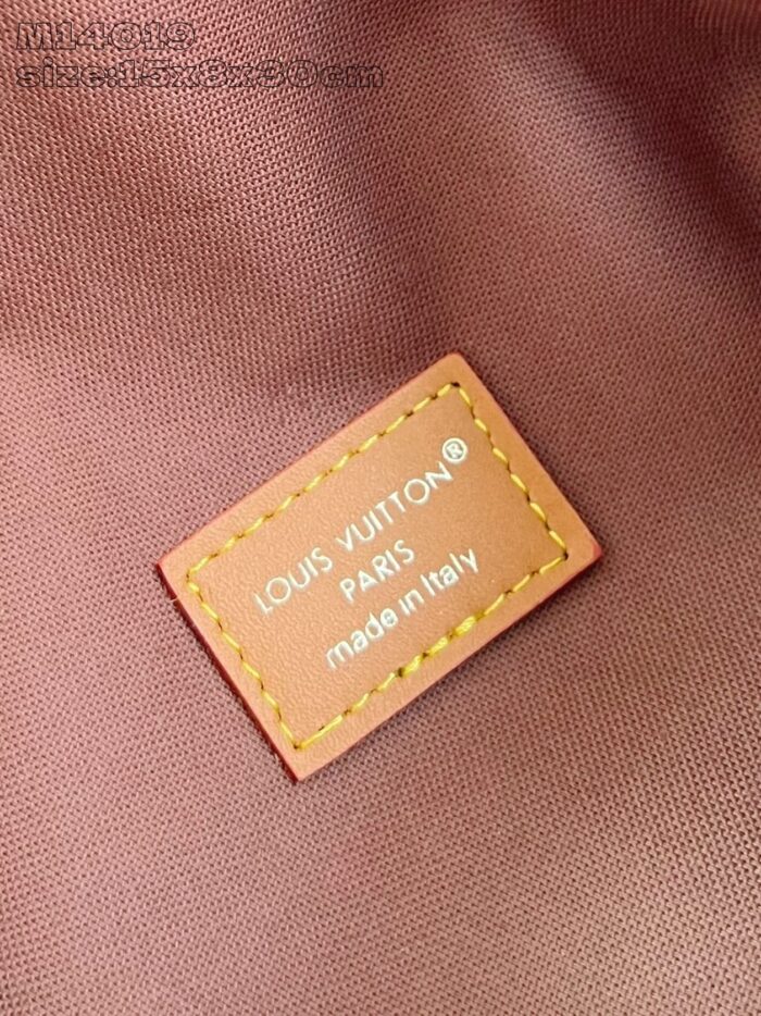 Etichetta Louis Vuitton Made in Italy su accessorio di lusso in pelle e tessuto raffinato.