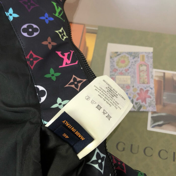 Dettaglio di moda di lusso con motivi colorati e etichetta Maison Nina Ricci.