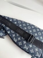 Borsa Louis Vuitton in nylon con logo e tracolla nera elegante, stile e lusso raffinato.