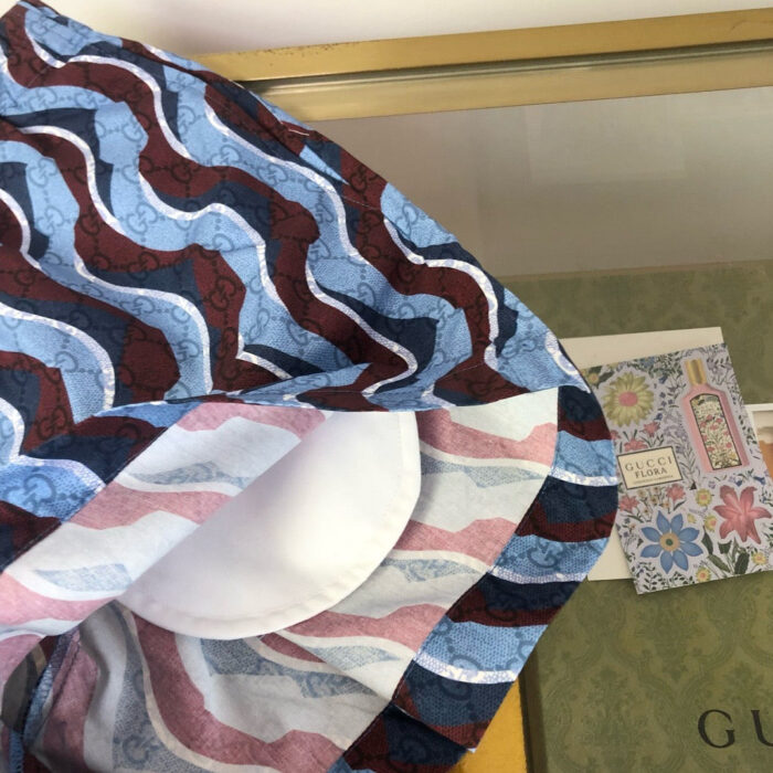 Berretto di marca Gucci con design a onde colorate e dettagli eleganti.