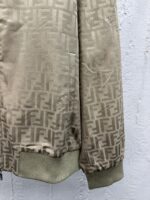 Giacca Fendi beige con logo ricamato e dettagli eleganti, stile casual e di lusso.
