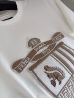 T-shirt bianco Fendi con logo Roma 1925, elegante e versatile, stile sportivo di lusso.