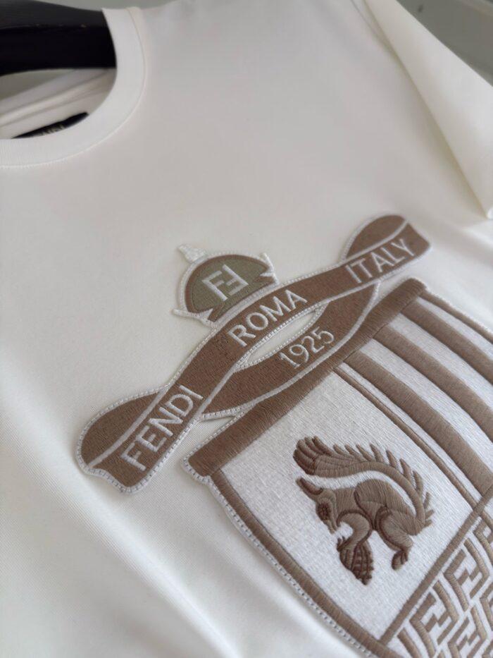 T-shirt bianco Fendi con logo Roma 1925, elegante e versatile, stile sportivo di lusso.