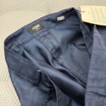 Giacca Fendi in satin navy con dettagli eleganti e marchio visibile.
