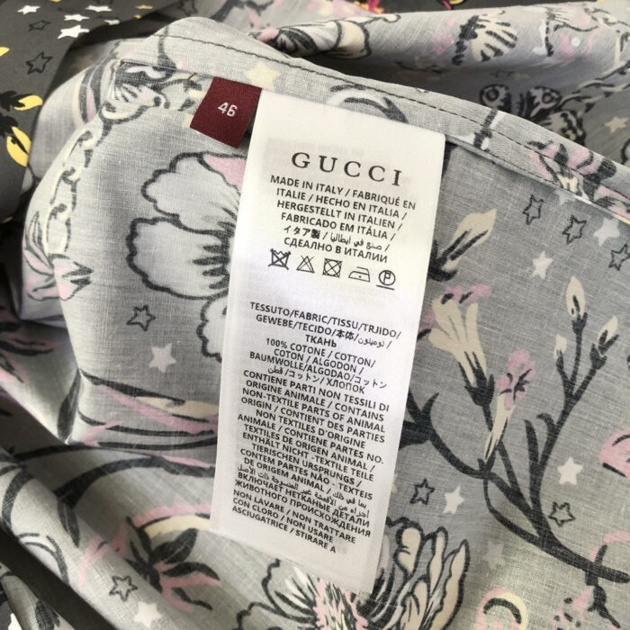 Tessuto floreale Gucci di lusso con etichetta e dettagli eleganti.