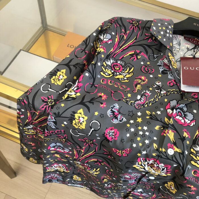 Camicia Gucci con motivo floreale e disegni creativi, elemento di eleganza e lusso.