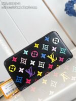 Portafoglio di lusso con motivi iconici colorati su sfondo nero elegante.