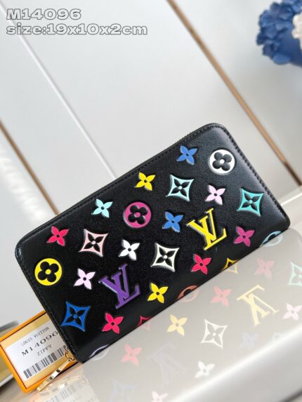 Portafoglio di lusso con motivi iconici colorati su sfondo nero elegante.