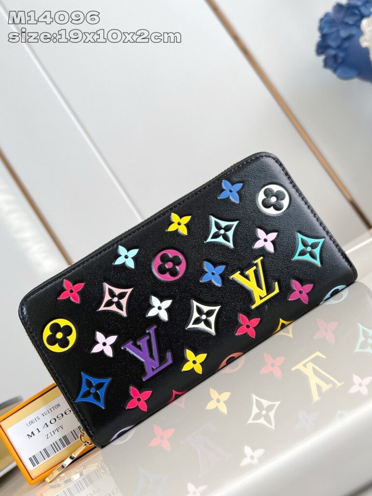 Portafoglio di lusso con motivi iconici colorati su sfondo nero elegante.