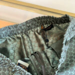 Interno di pantaloni di lusso con elastico, logo e fodera elegante, stile e comfort di alta moda.