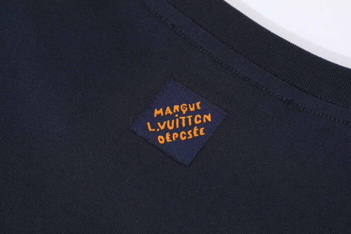 Etichetta Louis Vuitton su maglietta moderna, dettaglio di design e stile di alta moda.