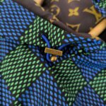 Accessorio Louis Vuitton con design geometrico e polkadot colorati, eleganza moderna e lusso classico.