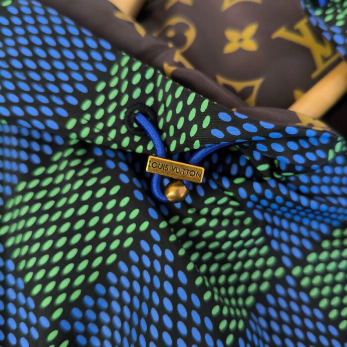 Accessorio Louis Vuitton con design geometrico e polkadot colorati, eleganza moderna e lusso classico.