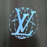 Logo di lusso internazionale con iniziali V e L e dettagli circolari in blu vibrante.