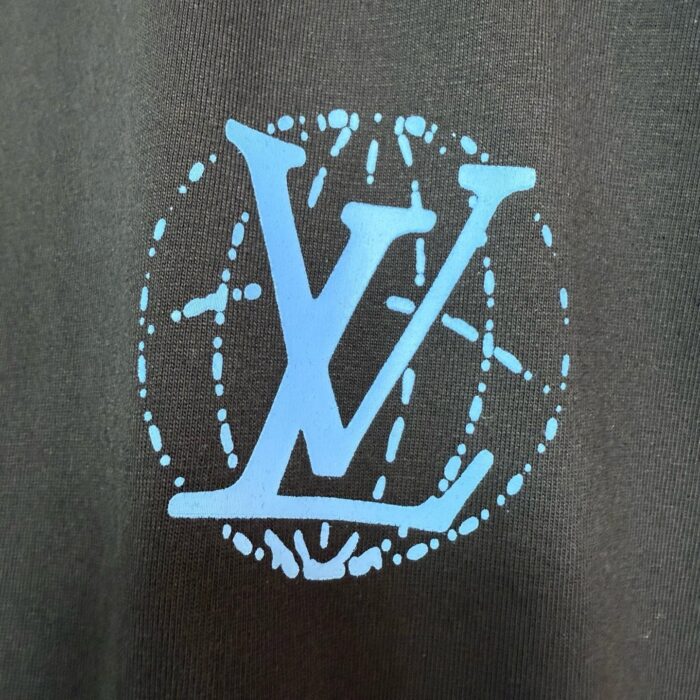 Logo di lusso internazionale con iniziali V e L e dettagli circolari in blu vibrante.