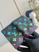 Portafoglio di lusso con logo iconico e design colorato, elegante e trendy.
