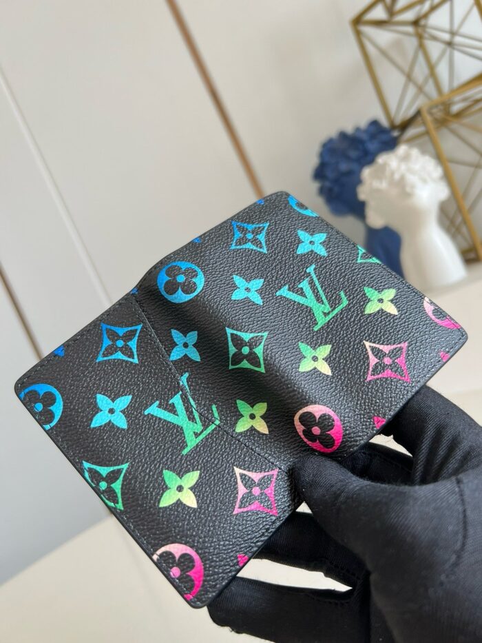 Portafoglio di lusso con logo iconico e design colorato, elegante e trendy.