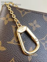 Fibbia oro lucido su accessorio di pelle di lusso con logo elegante.