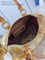 Borsa elegante in pelle dorata con interno rosso Bordeaux, dettagli raffinati e comfort daily.
