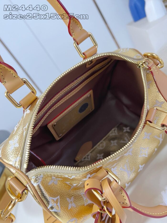 Borsa elegante in pelle dorata con interno rosso Bordeaux, dettagli raffinati e comfort daily.