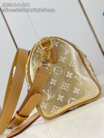 Borsa di lusso in oro e pelle con logo iconico e tracolla regolabile.