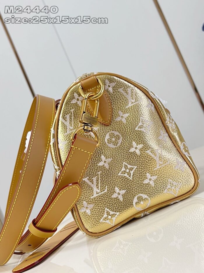 Borsa di lusso in oro e pelle con logo iconico e tracolla regolabile.