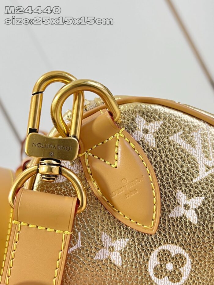 Borsa Louis Vuitton in oro con monogramma, dettagli eleganti e design di lusso.