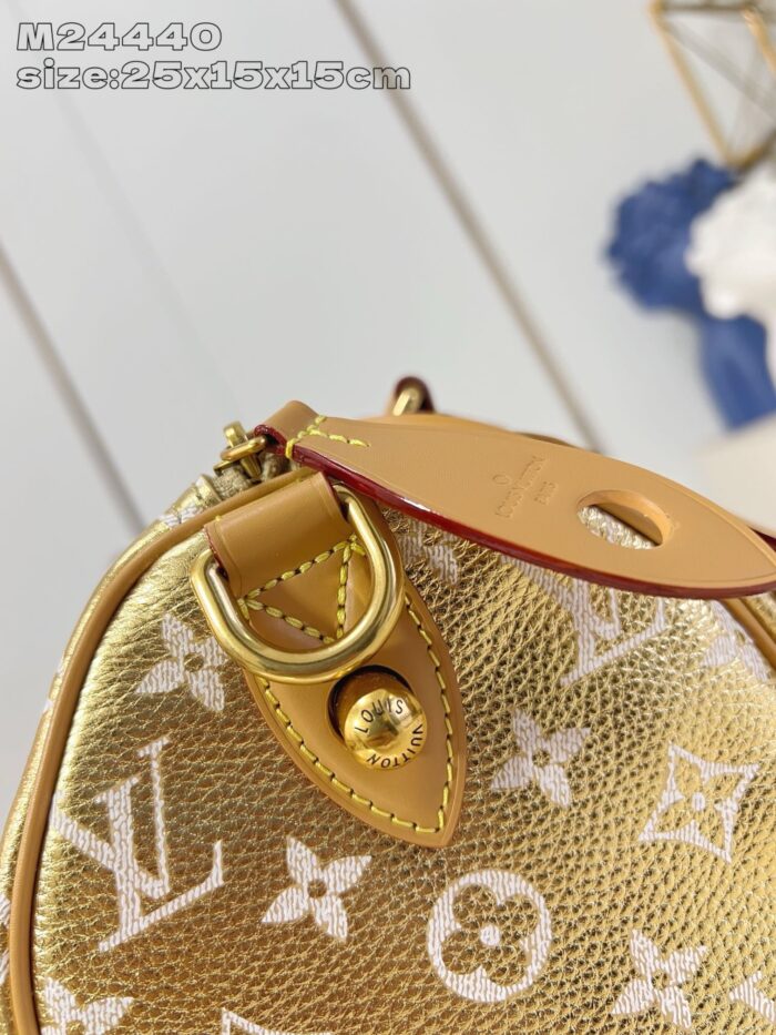 Borsa Louis Vuitton in oro, elegante e compatta, perfetta per ogni occasione di lusso.