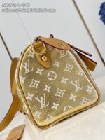 Borsa di lusso oro con logo bianco, zip elegante e tracolla regolabile, perfetta per ogni occasione.