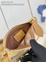 Borsetta elegante dorata con interno in pelle marrone, dettaglio di lusso e stile raffinato.