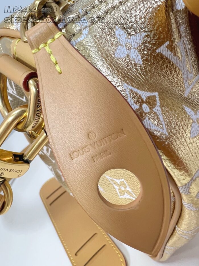 Borsa Louis Vuitton con dettagli dorati, monogramma elegante e finiture di alta qualità.