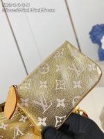 Portafoglio di lusso dorato con monogramma, hardware oro e dettagli eleganti.