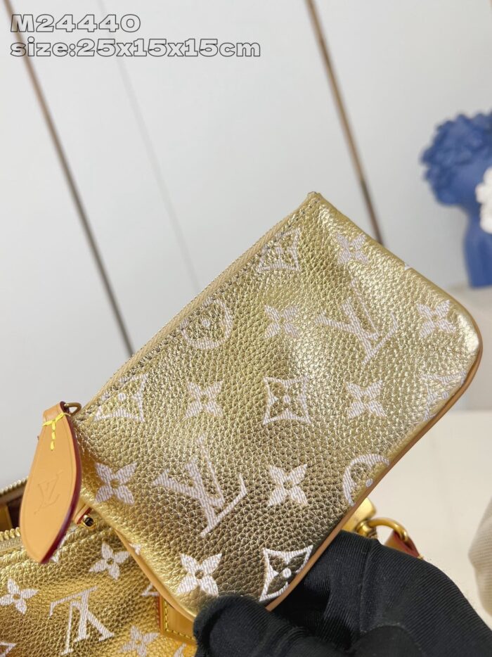 Portafoglio di lusso dorato con monogramma, hardware oro e dettagli eleganti.