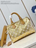 Borsa di lusso dorata con monogramma, manici in pelle e dettaglio sciarpa di seta elegante.