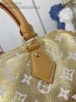 Borsa Louis Vuitton in oro con monogramma, hardware elegante e dettagli di alta qualità.