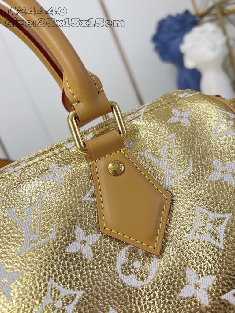 Borsa Louis Vuitton in oro con monogramma, hardware elegante e dettagli di alta qualità.