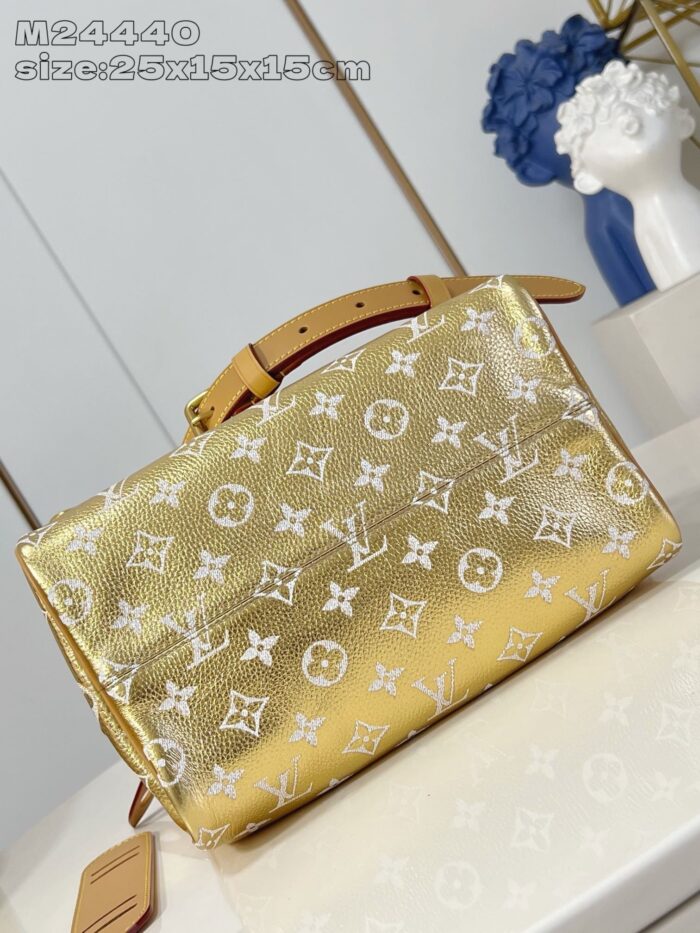 Borsa Louis Vuitton dorata in pelle con monogramma elegante e dettagli di lusso.