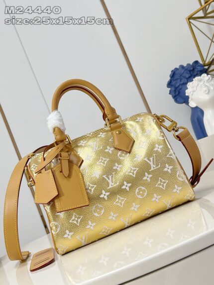 Borsa dorata di lusso con monogramma, dettagli eleganti e tracolla regolabile.