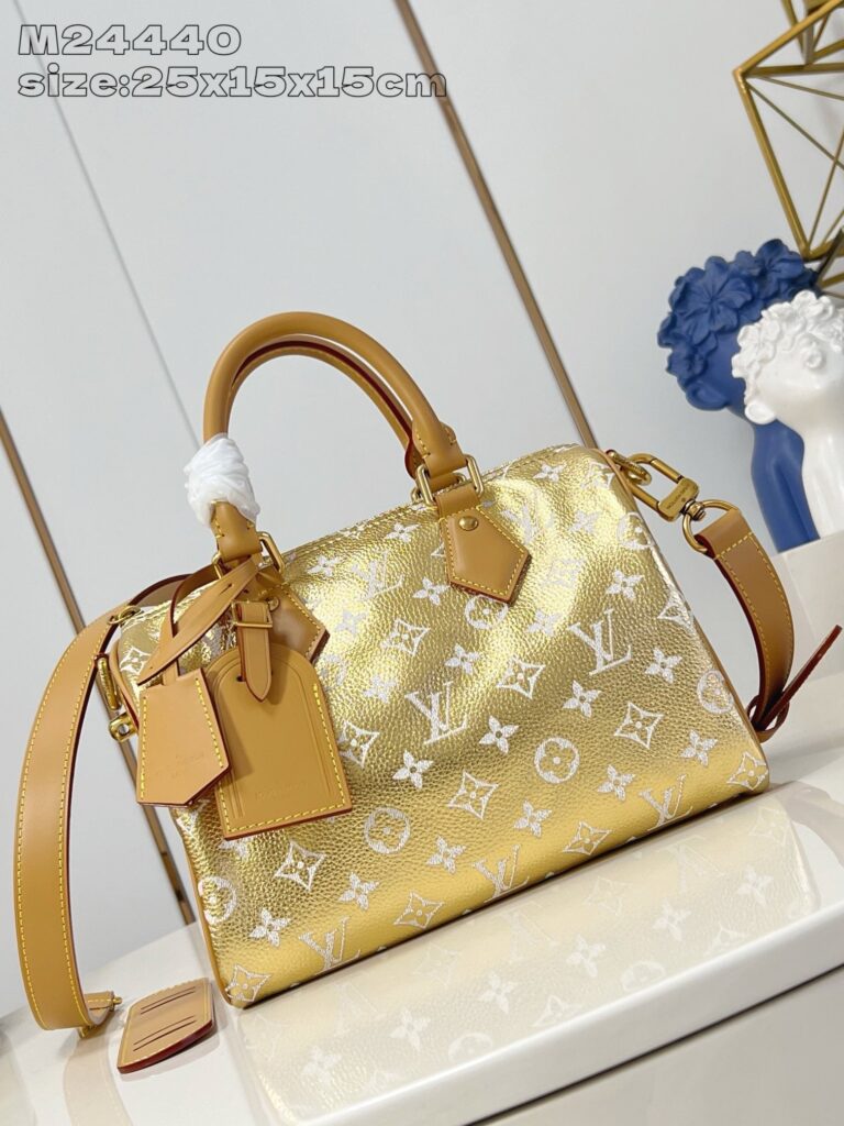 Borsa dorata di lusso con monogramma, dettagli eleganti e tracolla regolabile.