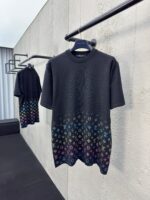 T-shirt nero con effetto ombre e monogramma Louis Vuitton, stile moderno e originale.
