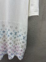 Maglietta di lusso con motivi pastello e design moderno, perfetta per uno stile elegante e casual.